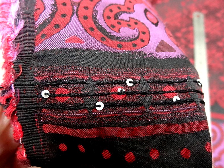 Coton motifs tisses noir fuchsia rouge a sequins 6 