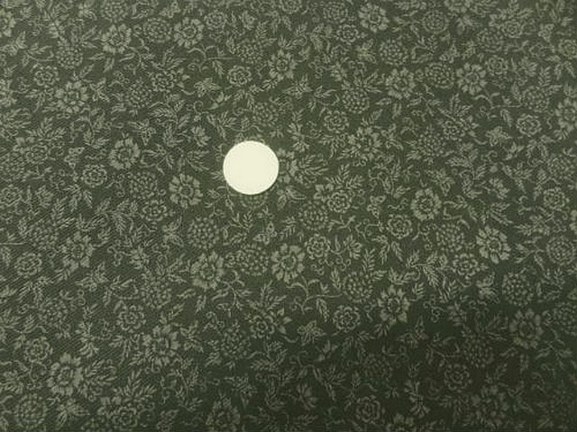 Coton polyester fond kaki fleurs mastic 3