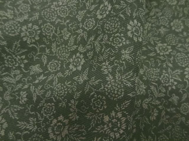 Coton polyester fond kaki fleurs mastic