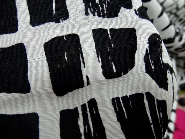 Coton polyester motif ecailles blanc noir 3
