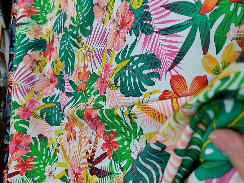 Coton polynesien fond blanc motif vert et rose 2