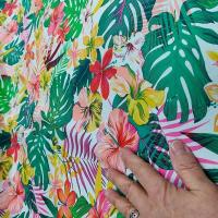 Coton polynesien fond blanc motif vert et rose 3