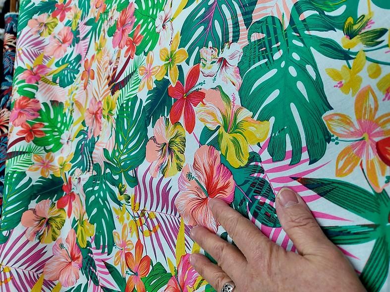 Coton polynesien fond blanc motif vert et rose 3