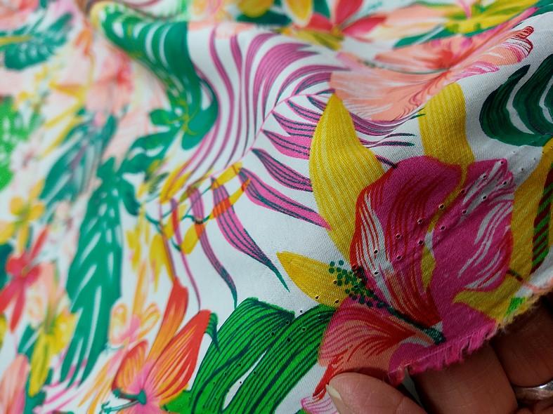 Coton polynesien fond blanc motif vert et rose 4