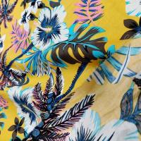 Coton polynesien fond moutarde motif rose et bleu 1 