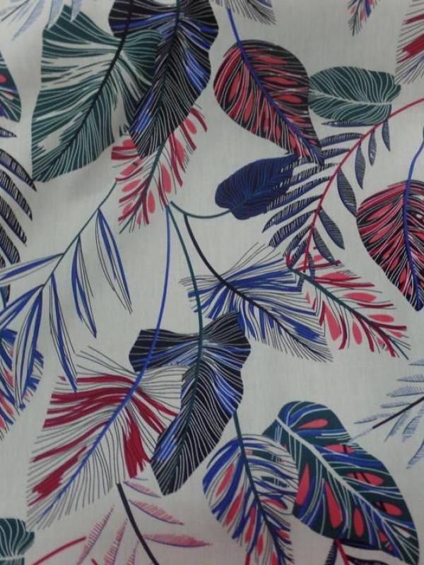 Coton popeline blanc casse imprime feuillages ton bleu noir et rouge06