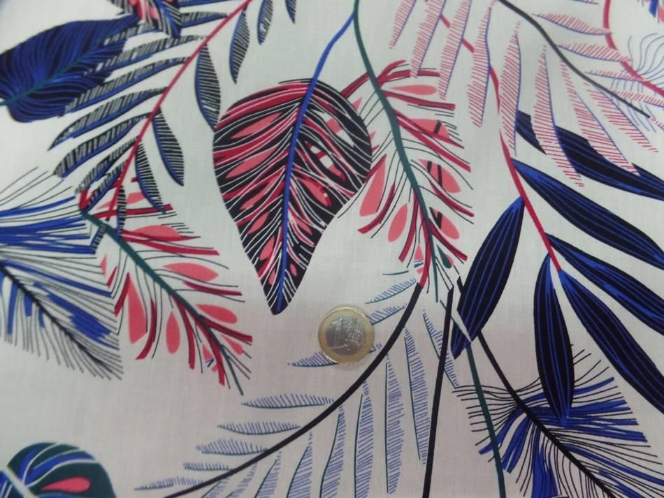 Coton popeline blanc cassé imprimé  ton bleu,noir et rouge