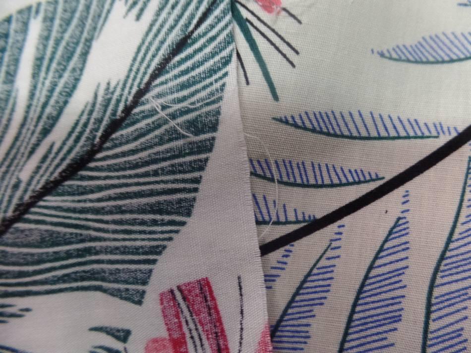 Coton popeline blanc cassé imprimé  ton bleu,noir et rouge