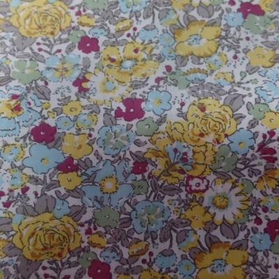 Coton popeline blanche imprime style liberty fleurs bleu gris bordeaux et jaune