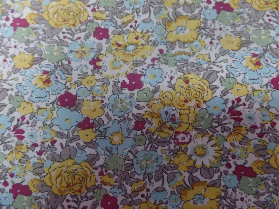 Coton popeline blanche imprime style liberty fleurs bleu gris bordeaux et jaune