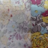 tissu coton popeline blanche imprimé style liberty fleurs bleu ,gris ,bordeaux et jaune