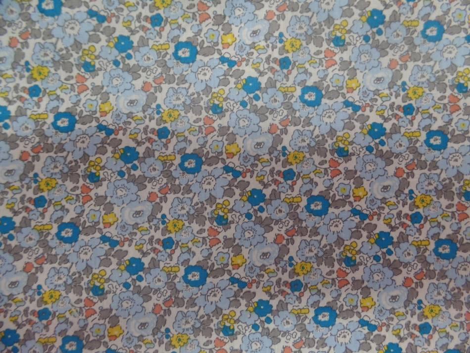 Coton popeline blanche imprime style liberty fleurs bleu gris et jaune