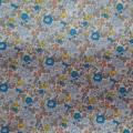 Coton popeline blanche imprime style liberty fleurs bleu gris et jaune