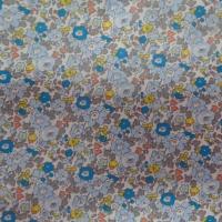 Coton popeline blanche imprime style liberty fleurs bleu gris et jaune