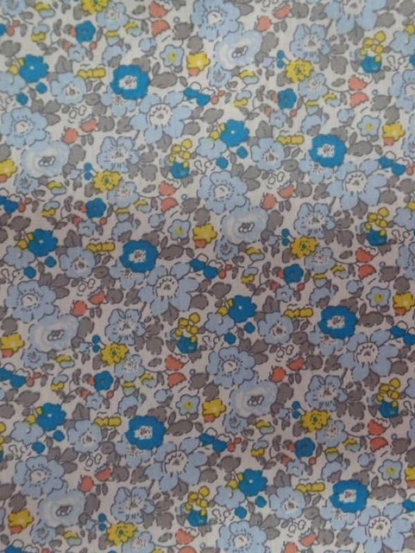 Coton popeline blanche imprime style liberty fleurs bleu gris et jaune