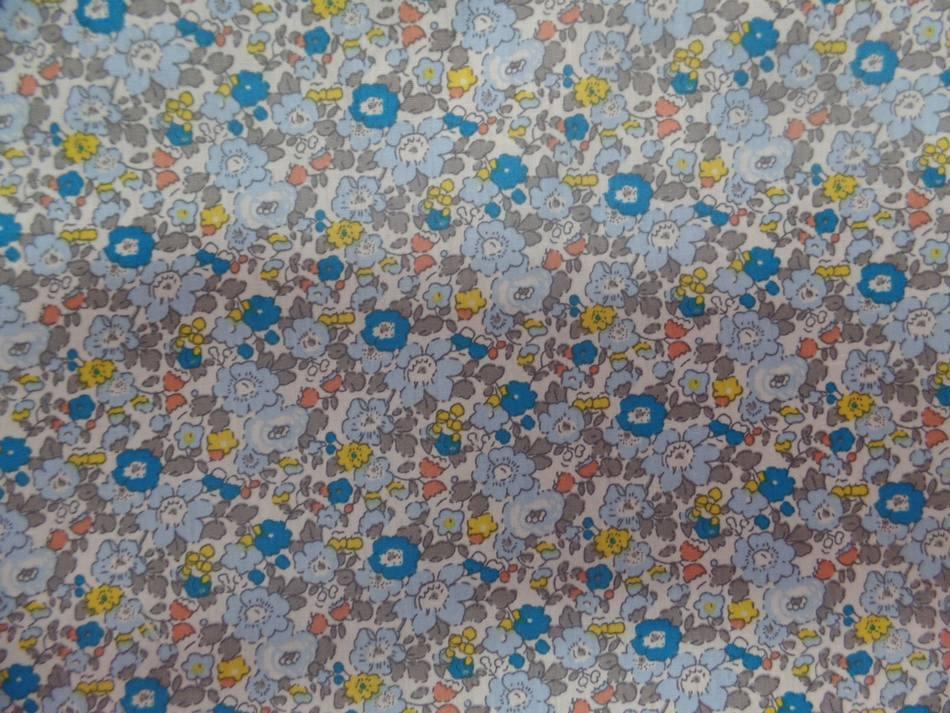Coton popeline blanche imprime style liberty fleurs bleu gris et jaune