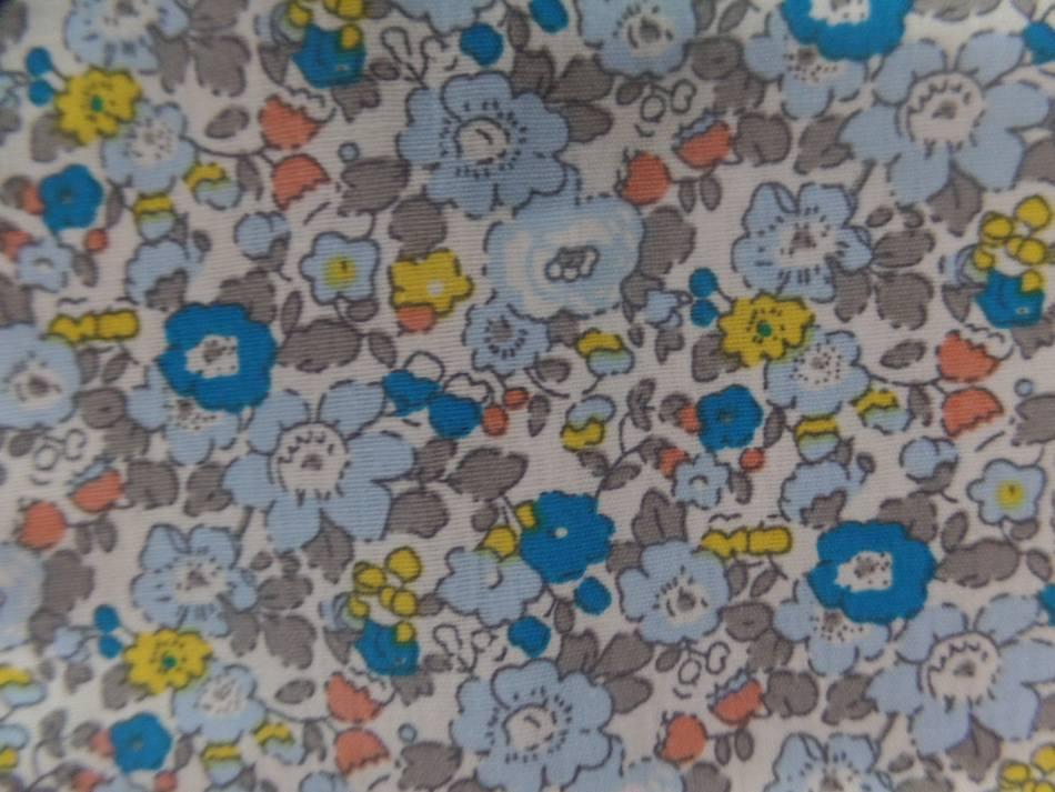 tissu coton popeline blanche imprimé style liberty fleurs bleu ,gris et jaune