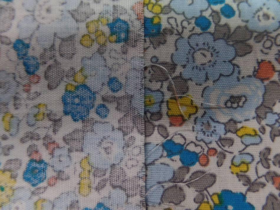 coton popeline blanche imprimé style liberty fleurs bleu ,gris et jaune