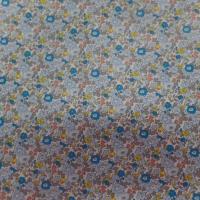coton popeline blanche imprimé style liberty fleurs bleu ,gris et jaune