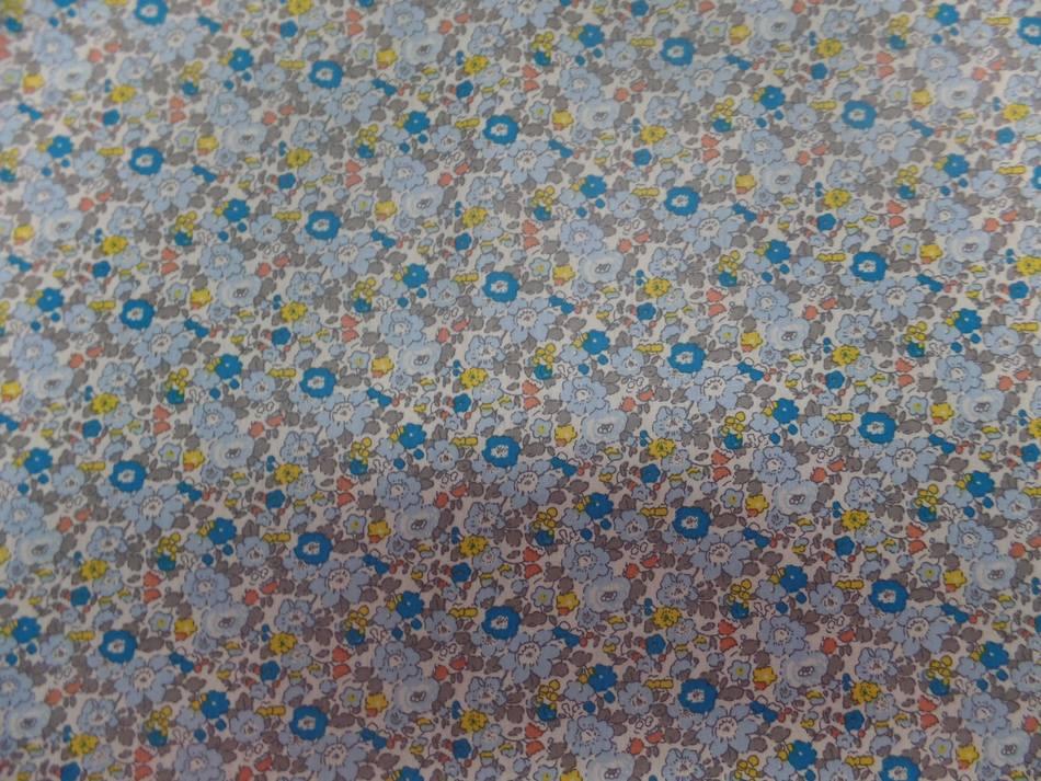 coton popeline blanche imprimé style liberty fleurs bleu ,gris et jaune