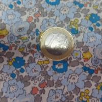 coton popeline blanche imprimé style liberty fleurs bleu ,gris et jaune