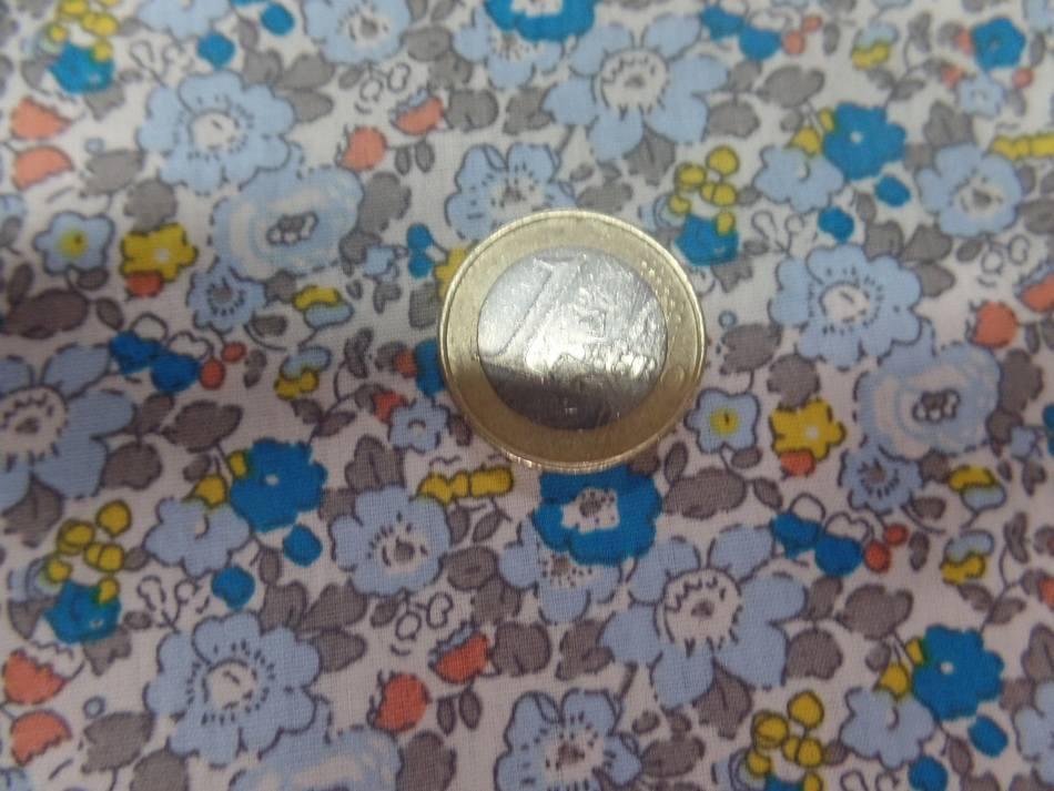 coton popeline blanche imprimé style liberty fleurs bleu ,gris et jaune