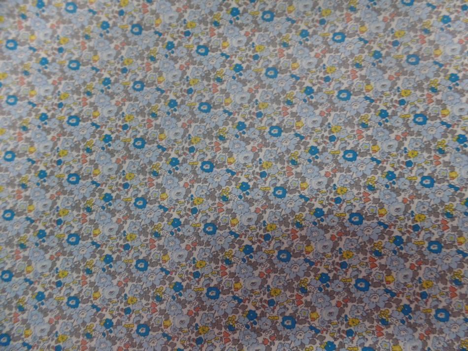coton popeline blanche imprimé style liberty fleurs bleu ,gris et jaune