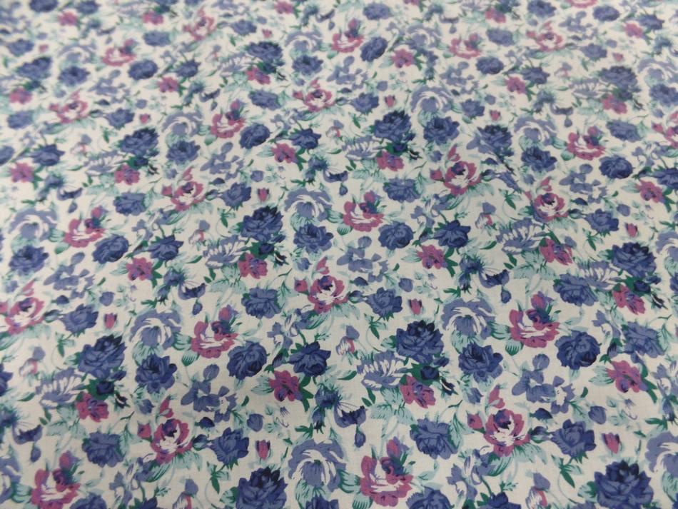 Coton popeline blanche imprimée style LIBERTY  petite fleurs bleu