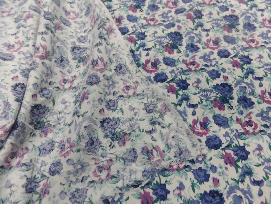 Coton popeline blanche imprimée petite fleurs bleu