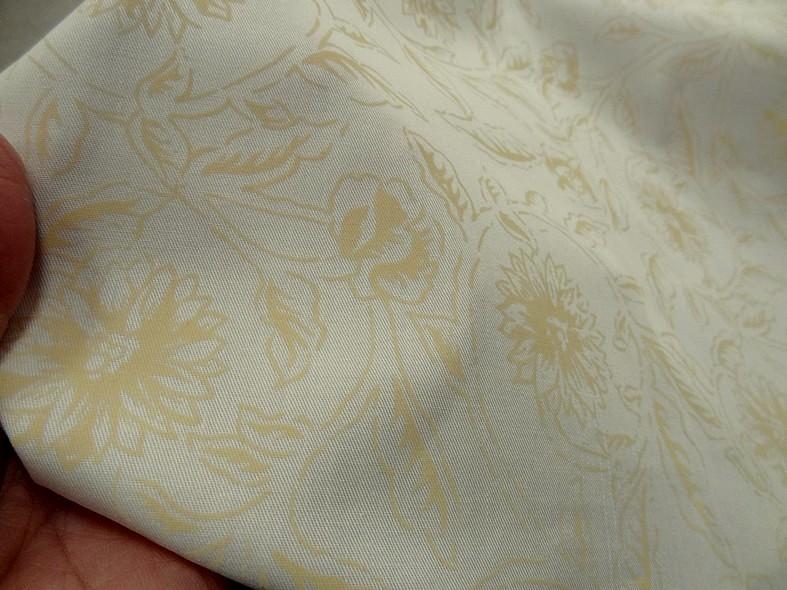 Coton serge mercerise blanc casse motif fleurs paille 3 
