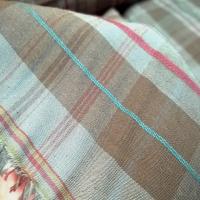 Coton taupe et cafe a carreaux fils fuchsia et turquoise 3 