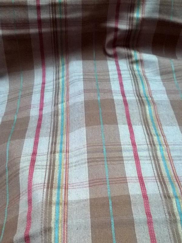 Coton taupe et cafe a carreaux fils fuchsia et turquoise 5 
