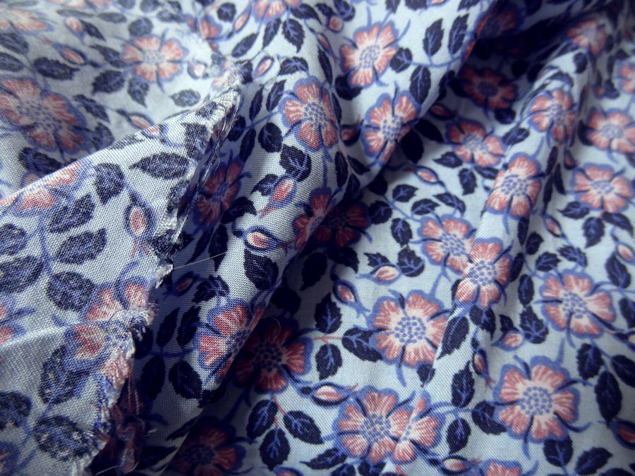 Coton viscose fleuri teintes bleuet et rose indien 3
