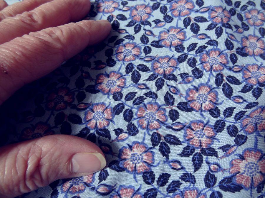 Coton viscose fleuri teintes bleuet et rose indien 5