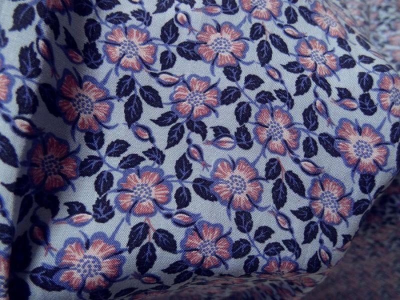 Coton viscose fleuri teintes bleuet et rose indien