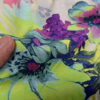 Coton viscose fleurs d hibiscus teinte fluo 1