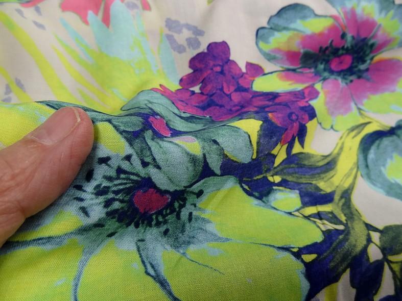 Coton viscose fleurs d hibiscus teinte fluo 1