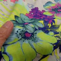 Coton viscose fleurs d hibiscus teinte fluo 2