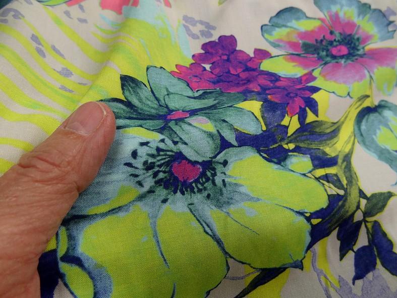 Coton viscose fleurs d hibiscus teinte fluo 2