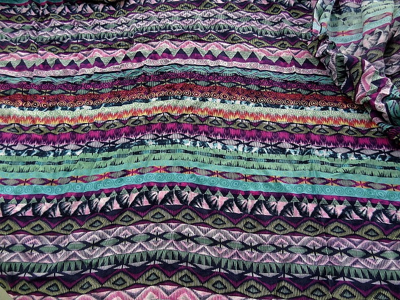 Coton viscose frises ethniques coloris turquoise et fuchsia 1
