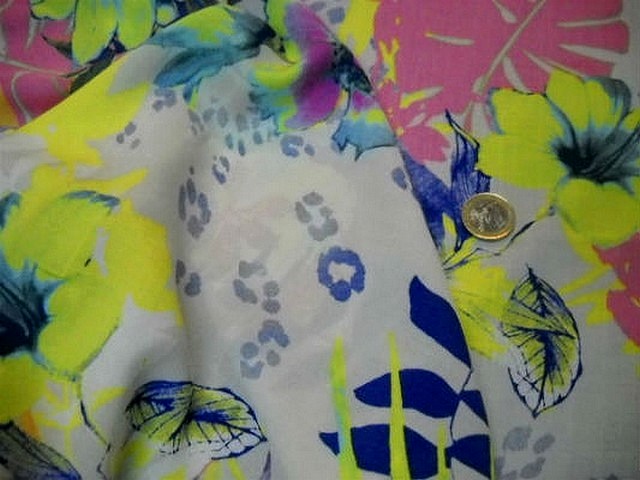 Coton viscose motif hibiscus fluo