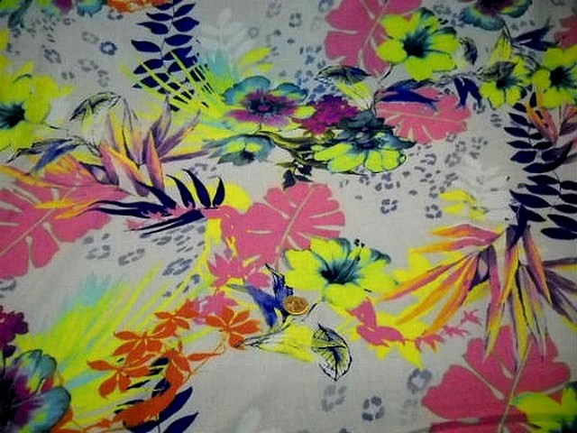 Coton viscose motif hibiscus fluo 1
