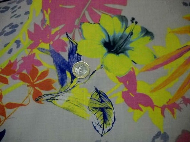 Coton viscose motif hibiscus fluo 2