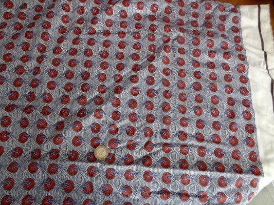 Cotonnade fond blanc motif africain rouge et bleu 01