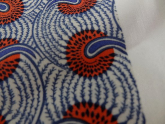 Cotonnade fond blanc motif africain rouge et bleu 03