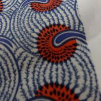 Cotonnade fond blanc motif africain rouge et bleu 03