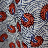 Cotonnade fond blanc motif africain rouge et bleu 04
