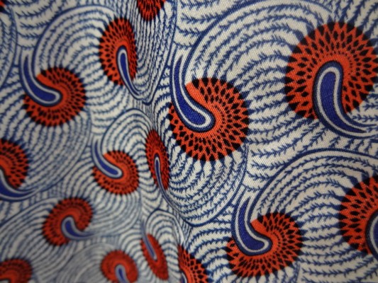 Cotonnade fond blanc motif africain rouge et bleu 04