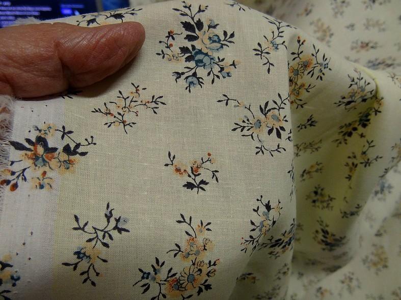 Cotonnade fond creme motif fleuri liberty rose bleu 3