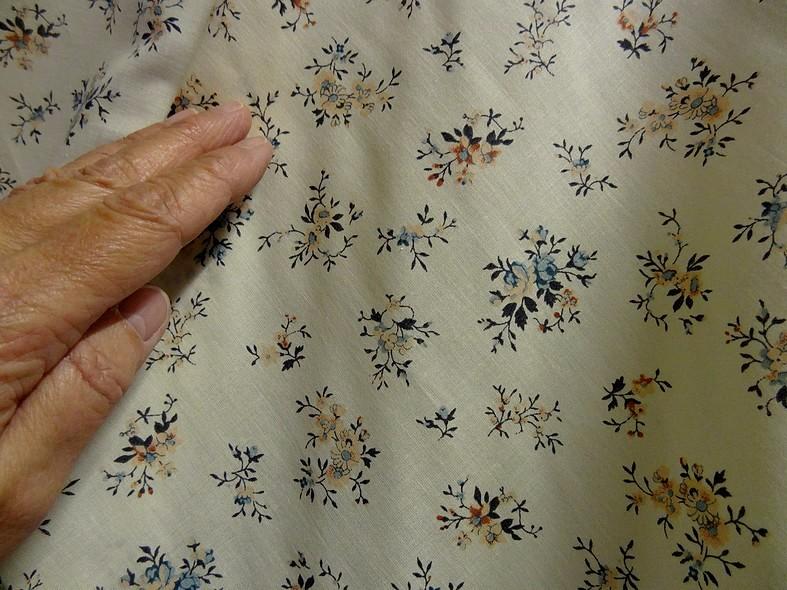 Cotonnade fond creme motif fleuri liberty rose bleu 4